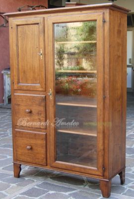 Mobile dispensa in legno massello con ante e cassetti